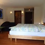 伽尼艺术公寓和酒店 3*