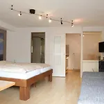 伽尼艺术公寓和酒店 3*