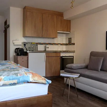 아티스트 앤 가르니 아파트호텔 3*